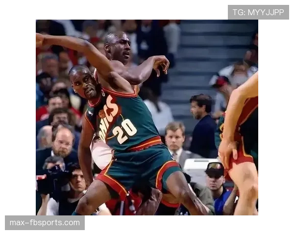 加里·佩顿防守压制对手后卫，抢断率领跑联盟