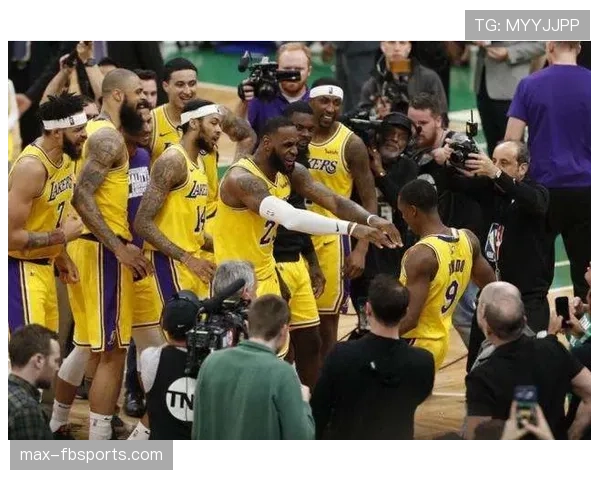 同时出界判定规则解析：如何判断双方球员同时使球出界？